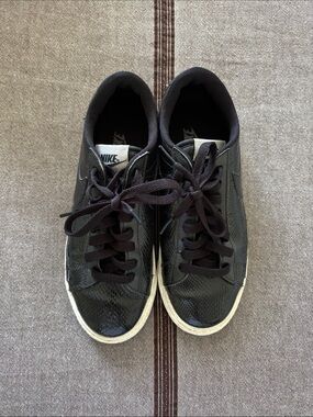 Nike Black Low-Top Sneakers with White Sole